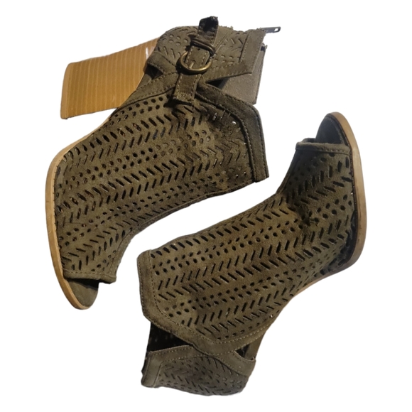 Charlotte Russe 3.5" Chunky Heeled Open Toe Boots  Vegan Leather Perforated Sz 6 - Picture 7 of 9